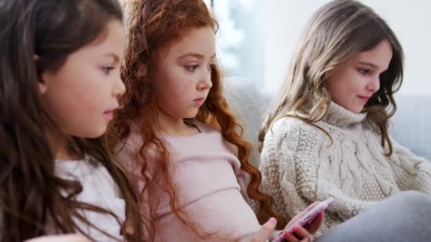 Skupina Dívek Přáteli Sedí Doma Pohovce Hrají Spolu Hry Digitálním — Stock video