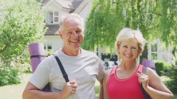 Portret Uśmiechniętej Pary Seniorów Ogrodzie Odzieży Fitness Gotowej Sesji Jogi — Wideo stockowe