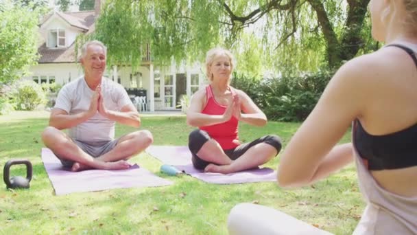 Coppia Anziana Che Partecipa Lezioni Private Yoga Con Insegnante Giardino — Video Stock