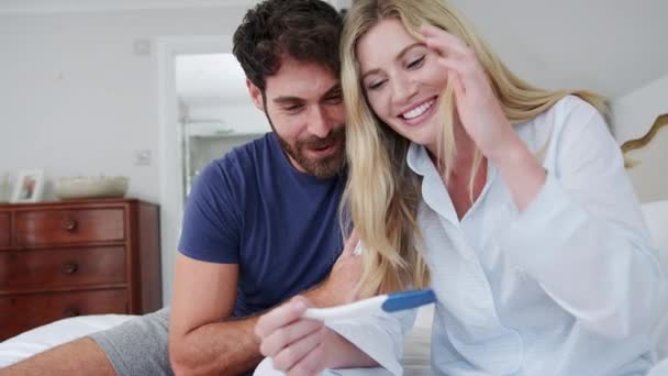 Gelukkig Stel Draagt Pyjama Slaapkamer Vieren Positieve Zwangerschapstest Schot Slow — Stockvideo