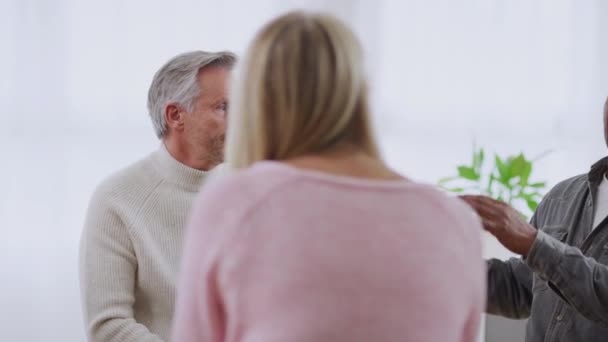 Groep Zit Een Cirkel Ter Ondersteuning Vergadering Als Volwassen Man — Stockvideo