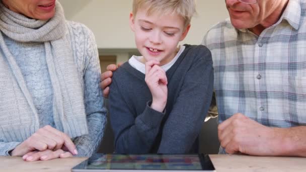 Közelkép Unokája Nagyszülők Játszanak Digitális Táblagépen Otthon Együtt Lelassított Felvételen — Stock videók