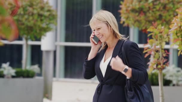 Donna Affari Matura Che Cammina Lungo Strada Della Città Fuori — Video Stock