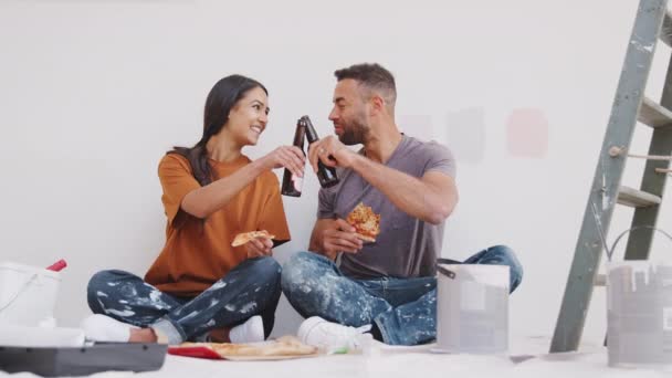 Couple Taking Break Sitting Wall Beer Pizza Decorate Room New — Stock Video