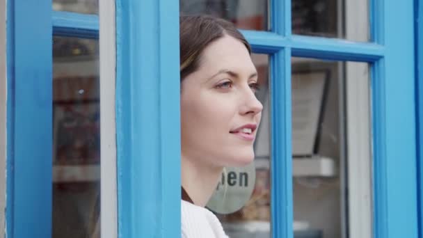 Femme Gérant Une Petite Entreprise Debout Dans Embrasure Porte Magasin — Video