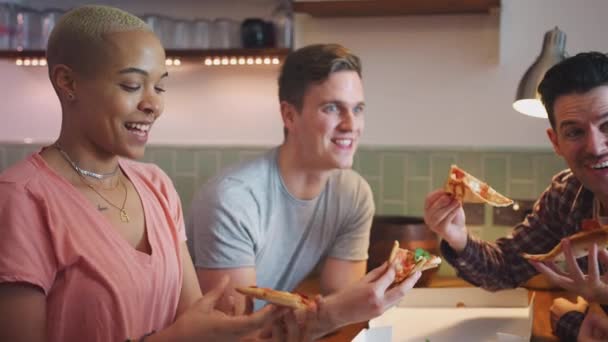 Чоловіки Жінки Зустрічаються Вдома Їдять Піцу Разом Знімають Повільному Русі — стокове відео