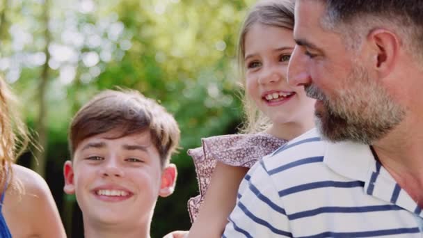 Камера Сковороди Обличчях Усміхненої Сім Розважається Літньому Саду Батьком Дає — стокове відео