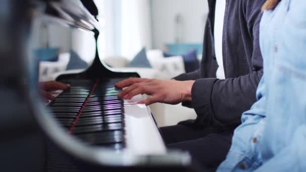 Крупним Планом Жінка Сидячи Піаніно Має Урок Від Вчителя Чоловічої — стокове відео