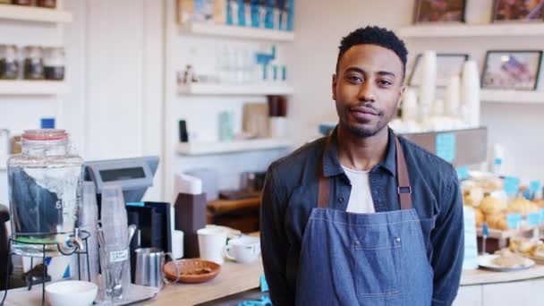 Portrait Homme Souriant Gérant Café Local Debout Derrière Comptoir Tourné — Video