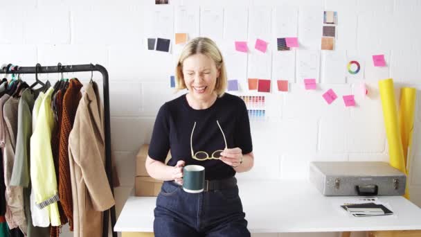 Skrattar Mogen Affärskvinna Står Framför Skrivbordet Studio Start Modeföretag Med — Stockvideo