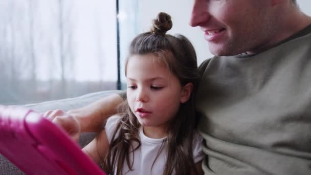 Отец Дочь Сидят Дома Диване Вместе Играют Компьютерные Игры Цифровом — стоковое видео