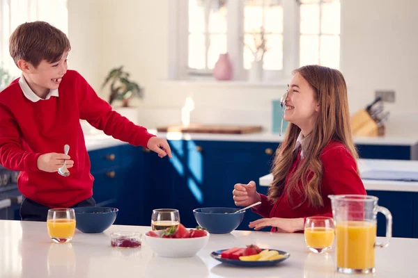 Fratello Sorella Indossando Uniforme Scolastica Cucina Divertirsi Cucchiaio Appeso Naso — Foto Stock