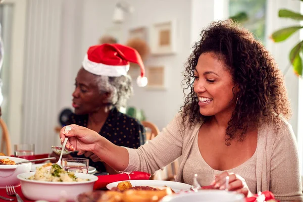 Família Várias Gerações Chapéus Papel Desfrutando Comer Refeição Natal Casa — Fotografia de Stock