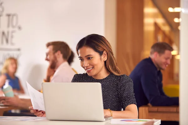 Rijpere Zakenvrouw Met Laptop Werken Tafel Office Coffee Shop — Stockfoto