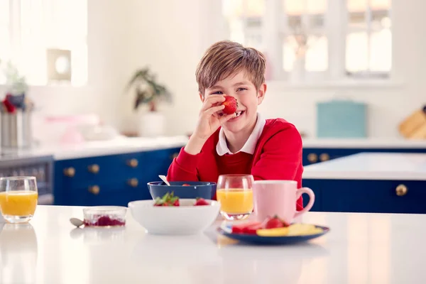 Skrattande Pojke Bär Skolan Enhetlig Köket Äta Hälsosam Frukost Med — Stockfoto