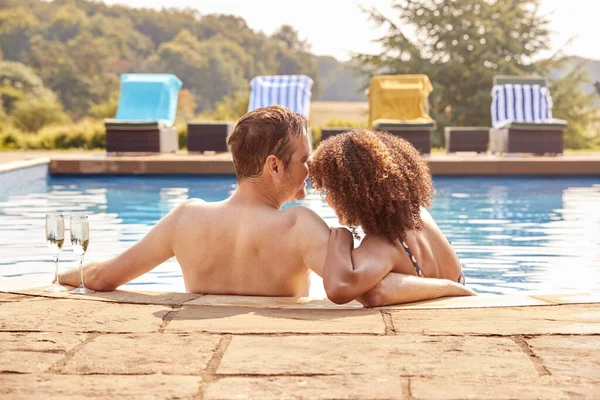 Romantica Coppia Che Beve Champagne Piscina Vacanza — Foto Stock