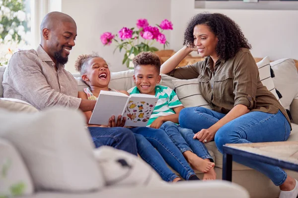 Eltern Sitzen Mit Kindern Hause Auf Sofa Und Lesen Gemeinsam — Stockfoto