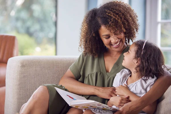 Mor Och Dotter Sitter Soffan Hemma Och Läser Bok Tillsammans — Stockfoto