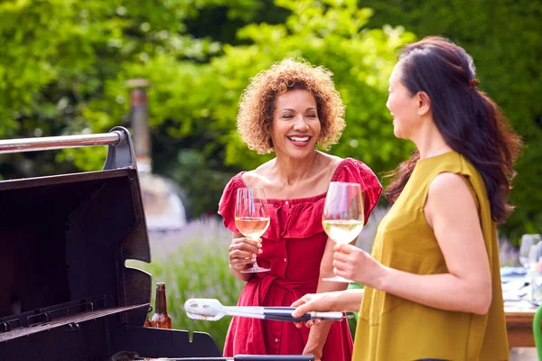 Duas Amigas Maduras Cozinhando Churrasco Livre Bebendo Vinho Casa — Fotografia de Stock