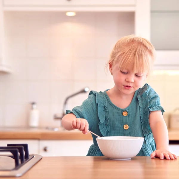 Junges Mädchen Hause Sitzt Küchentisch Und Isst Frühstückscerealien Aus Der — Stockfoto