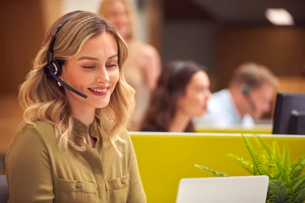 Bizneswoman Cubicle Noszenie Słuchawki Rozmowa Dzwoniącym Centrum Obsługi Klienta Zajęty — Zdjęcie stockowe