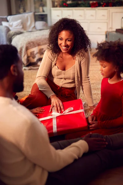 Família Trocando Abrindo Presentes Torno Árvore Natal Casa — Fotografia de Stock