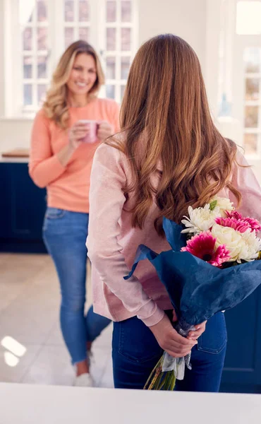 Teenager Tochter Mit Blumen Rücken Als Geschenk Für Mutter Muttertag — Stockfoto