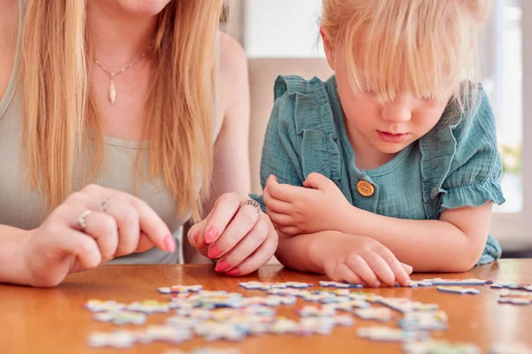 Close Madre Figlia Divertirsi Seduti Tavola Casa Facendo Puzzle Insieme — Foto Stock