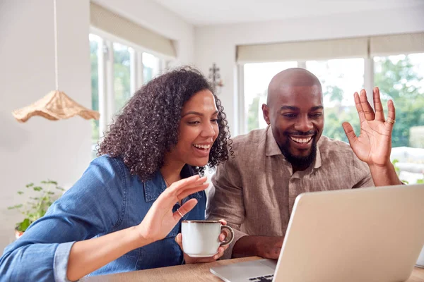 Pareja Sentada Alrededor Mesa Casa Haciendo Videollamada Ordenador Portátil — Foto de Stock