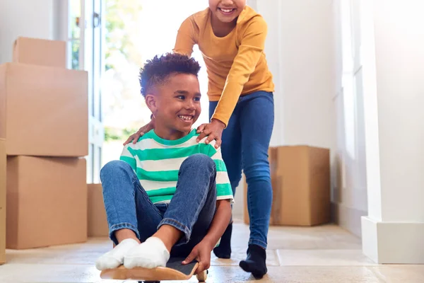 Due Bambini Con Scatole Che Muovono Giorno Giocando Sullo Skateboard — Foto Stock