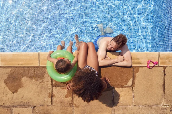 有孩子的家庭夏季度假时在游泳池里玩乐的俯视图 — 图库照片