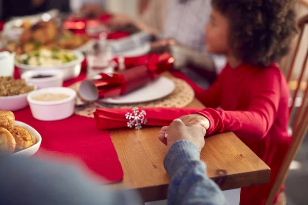 Mehrgenerationenfamilie Hält Hause Die Hand Tisch Und Sagt Gnade Vor — Stockfoto