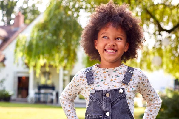 Portret Uśmiechniętej Młodej Dziewczyny Stojącej Ogrodzie Przejściu Emeryturę — Zdjęcie stockowe