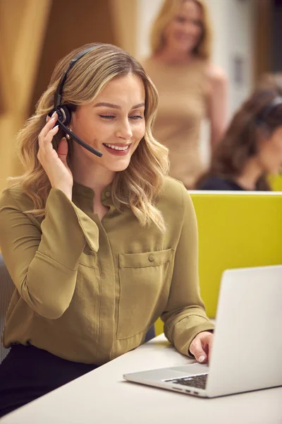 Bizneswoman Cubicle Noszenie Słuchawki Rozmowa Dzwoniącym Centrum Obsługi Klienta Zajęty — Zdjęcie stockowe