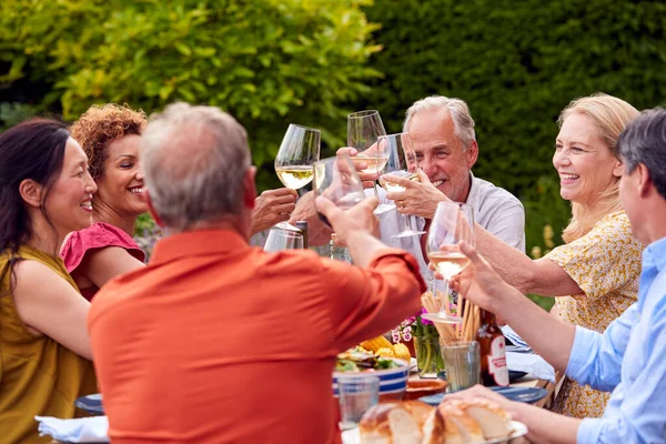 Gruppo Amici Maturi Che Parlano Fanno Brindisi Con Vino Alla — Foto Stock