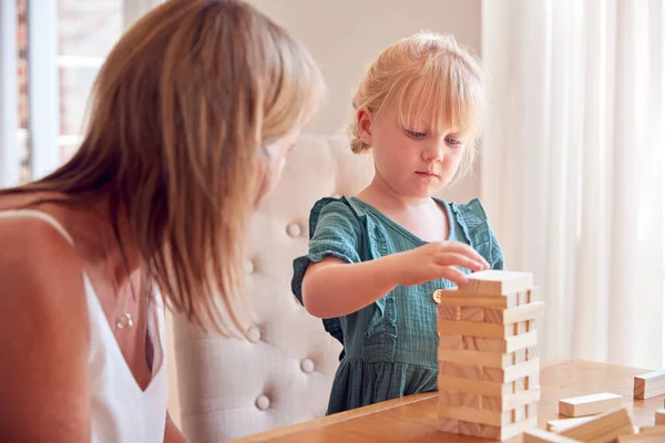Anne Kızı Tahta Bloklardan Oyun Kulesi Inşa Etmek Için Masa — Stok fotoğraf