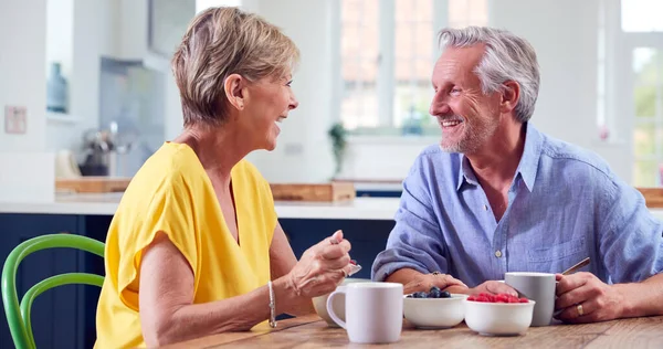 Gepensioneerd Paar Zitten Rond Tafel Thuis Met Een Gezond Ontbijt — Stockfoto