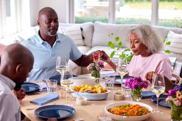 Familia Varias Generaciones Sosteniendo Las Manos Alrededor Mesa Casa Diciendo — Foto de Stock