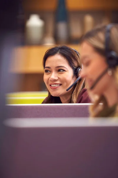 Dojrzałe Businesswoman Noszenie Słuchawki Telefonu Rozmawiając Dzwoniącym Centrum Obsługi Klienta — Zdjęcie stockowe