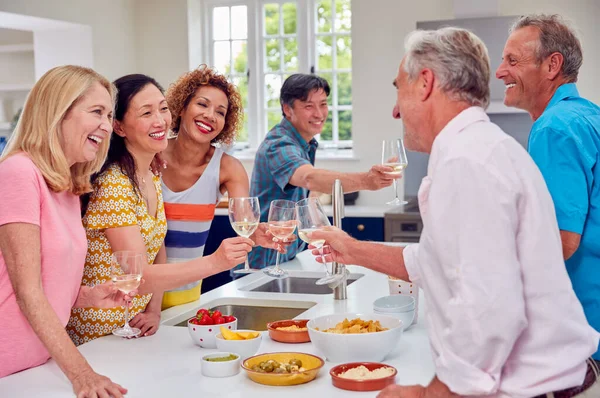 Groep Van Multiculturele Senior Vrienden Zomer Vakantie Vergadering Voor Drankjes — Stockfoto