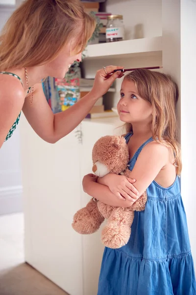 Madre Che Misura Altezza Della Figlia Segna Sulla Parete Casa — Foto Stock