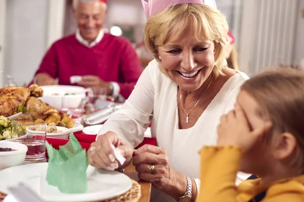 Mehrgenerationenfamilie Nikolausmützen Genießt Gemeinsam Weihnachtsessen Hause — Stockfoto