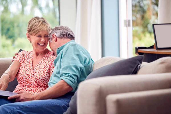 Sevgi Dolu Emekli Çift Evde Oturmuş Aile Fotoğraflarına Bakarken Eğleniyor — Stok fotoğraf