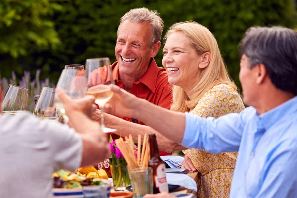 Grupo Amigos Maduros Hablando Haciendo Brindis Con Vino Fiesta Verano —  Fotos de Stock