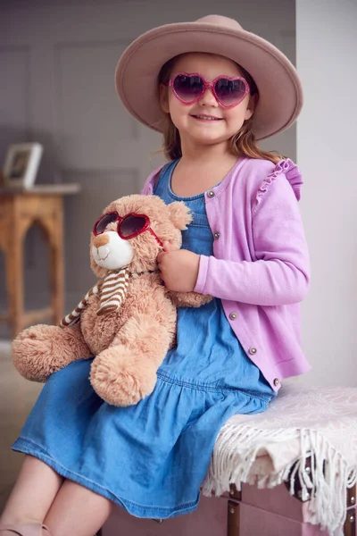 Portret Van Jong Meisje Dragen Hoed Zonnebril Hebben Plezier Spelen — Stockfoto