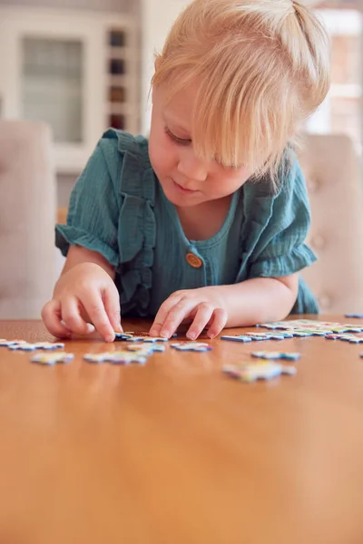 Junges Mädchen Hat Spaß Tisch Hause Sitzen Und Puzzle Machen — Stockfoto