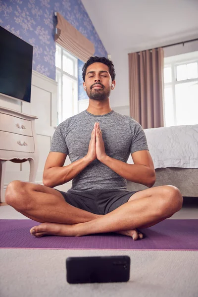 Man Fitness Kläder Sovrum Hemma Yogamatta Med Mobiltelefon Och Trådlösa — Stockfoto