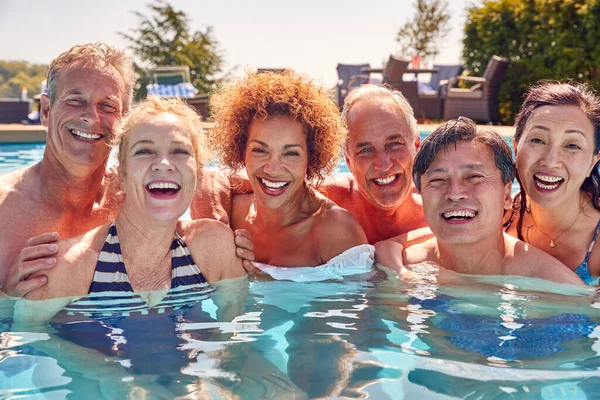 Portrét Multikulturní Skupiny Seniorských Přátel Relaxujících Venkovním Bazénu Letní Prázdniny — Stock fotografie