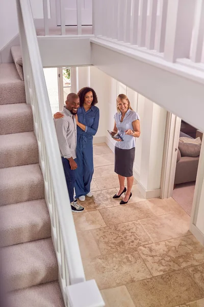 Paar Besichtigt Mögliches Neues Zuhause Mit Weiblicher Maklerin — Stockfoto