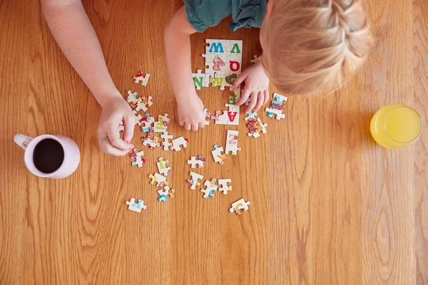 Mother Daughter Sitting Table Home Doing Jigsaw Puzzle Together — 스톡 사진